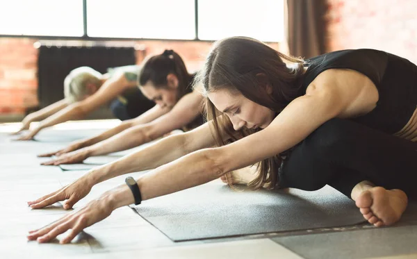 Corso di yoga terapia per la colonna vertebrale sana, concetto Foto Stock