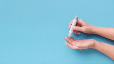 Şeker Ölçüm mavi arka plan, üstten görünüm kullanan kadın