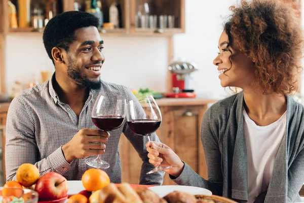 Coppia afro-americana che si gode una cena romantica a casa — Foto Stock