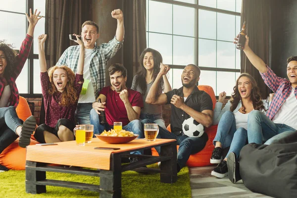 Счастливые Друзья Смотрят Футбол Аплодируют Эмоционально — стоковое фото