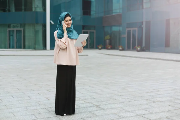 Mooie Moslimvrouw, het dragen van hijab in de buurt van office — Stockfoto