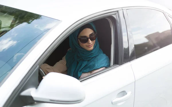 Arabische lady dragen van hijab in haar auto. — Stockfoto