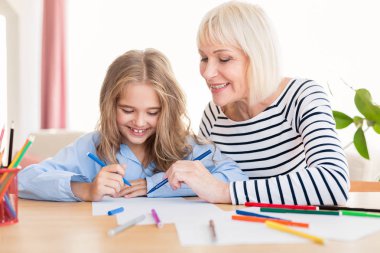 çocuk ile çizim ve gülerek onun büyükanne