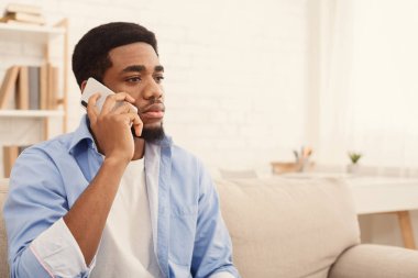 Telefon görüşmesi ciddi siyah erkek şirket sahibi vardır