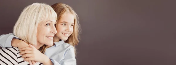 Nonna e nipote che si guardano — Foto Stock