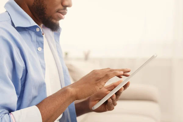 Αφρικανικός-Αμερικανός άνθρωπος χρησιμοποιώντας ψηφιακό tablet στο σπίτι — Φωτογραφία Αρχείου