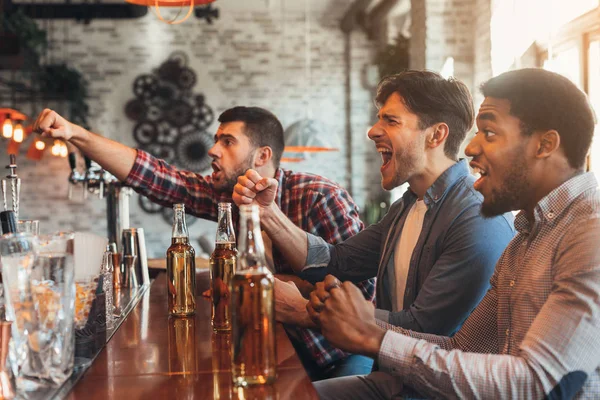 Diversos amigos viendo el partido de fútbol en el bar — Foto de Stock