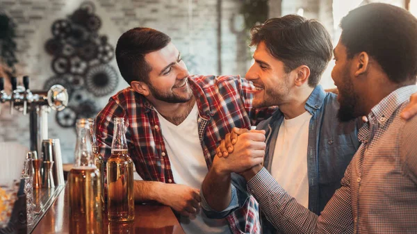 Мужчины встречаются в пабе, пьют пиво — стоковое фото