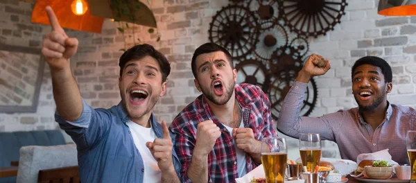 Amici che guardano partite di calcio in TV e bevono birra — Foto Stock