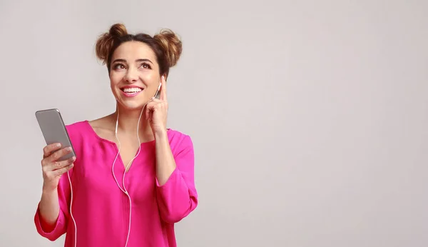 Mujer feliz escuchando música en el teléfono inteligente —  Fotos de Stock