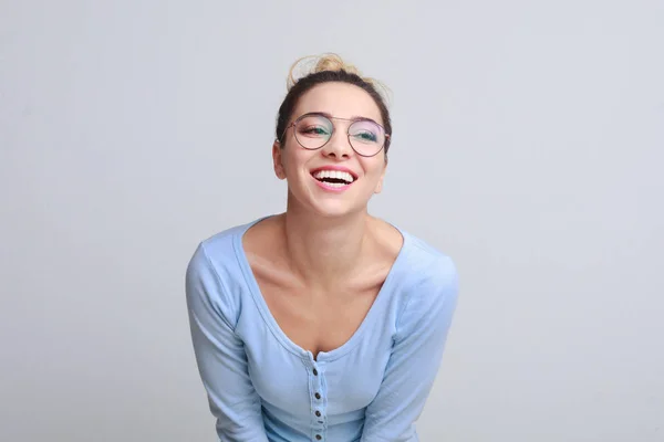 Retrato de mujer sonriente posando sobre fondo —  Fotos de Stock