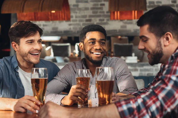 Migliori amici che si incontrano e bevono birra al bar — Foto Stock