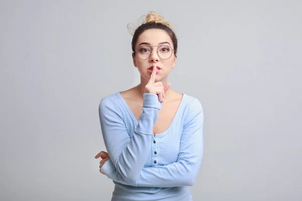 Mulher pronta para contar segredos. Menina fazendo shh gesto — Fotografia de Stock