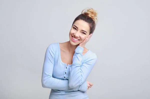 Pretty girl posing and looking at camera, grey background — Stock Photo, Image