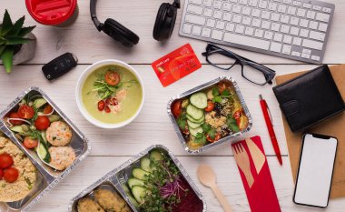İşyerinde ofiste sağlıklı öğle yemeği menüsü