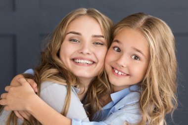 Kardeş aşk. Sarılma ve kameraya arayan kızlar