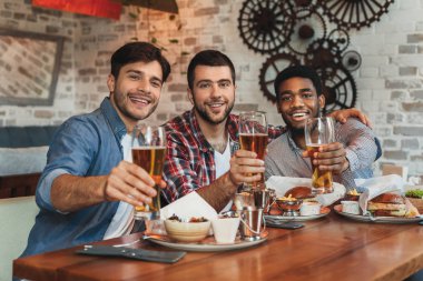 Arkadaş grubu bira zevk. Bar birlikte oturan adam