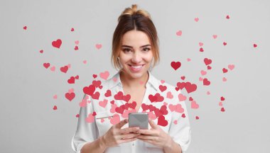 Sevgililer günü - smartphone kızlar elinde dışarı uçan kalpler için aşk mesaj