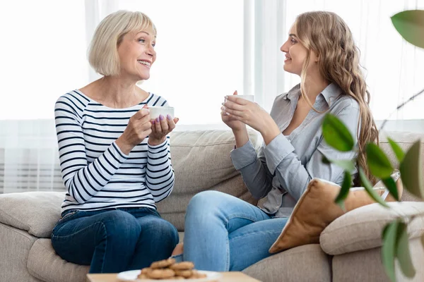 Madre e hija charlando sobre una taza de té — Foto de Stock