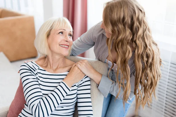 Liebevolle Mutter schaut ihre Tochter zu Hause an — Stockfoto