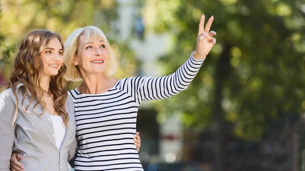 Senior moeder en dochter tijd samen doorbrengen — Stockfoto