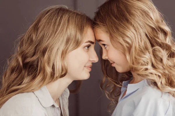 Anne ve kızı birlikte vaktinizi gözlerinin içine bakarak