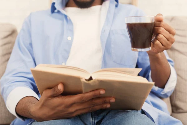 Giovane uomo afro-americano leggere libro a casa — Foto Stock