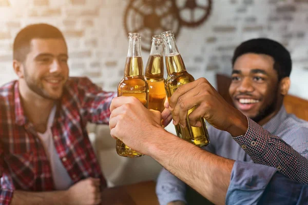 Çeşitli tungur şişe bira barda çocuklar — Stok fotoğraf