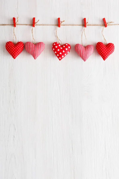 День святого Валентина фон с ручной работы игрушки сердца над деревянной стеной — стоковое фото