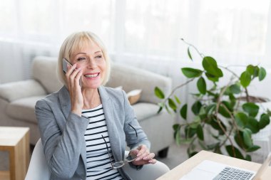 Yaşlı işkadını telefon görüşmesi için potansiyel müşteri