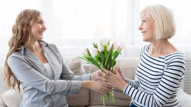 Anneler günü. Güzel kadın onun annesi tebrik