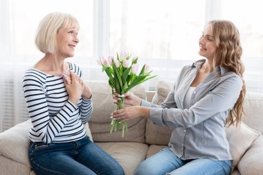 Kadın kıdemli anne lale buketi sunulması