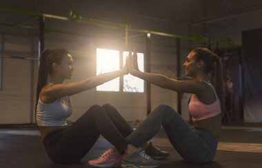 Kişisel antrenör sit yapıyor kadınla ups