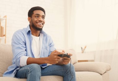 Duygusal Afrikalı-Amerikalı adam joystick evde, kopya alanı ile video oyunu oynarken