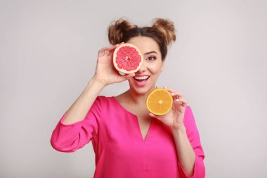 Mutlu kadın yarım limon ile eğleniyor
