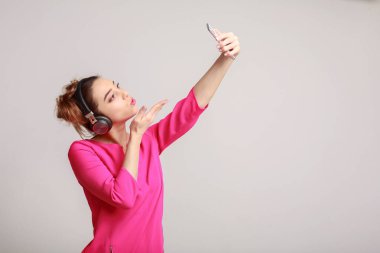 Selfie smartphone yapma ve hava öpücük gönderme kadın