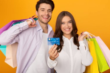 Çift gösteren kredi kartı alışveriş torbaları holding