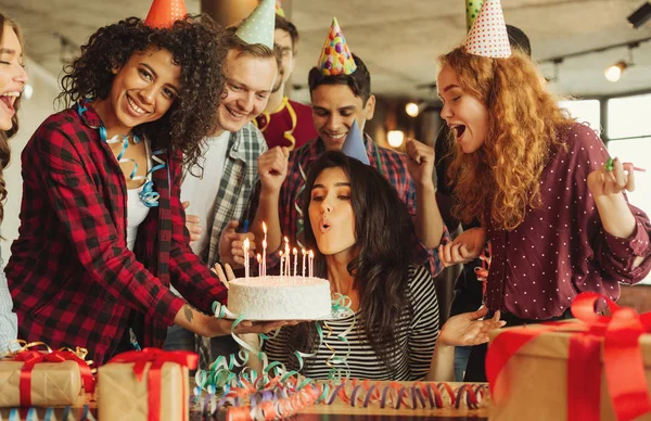 Concepto de fiesta de cumpleaños sorpresa — Foto de Stock