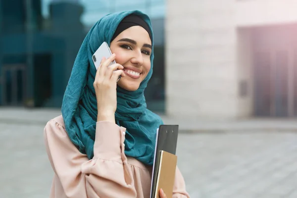Muslim perempuan mengenakan jilbab menggunakan ponsel — Stok Foto