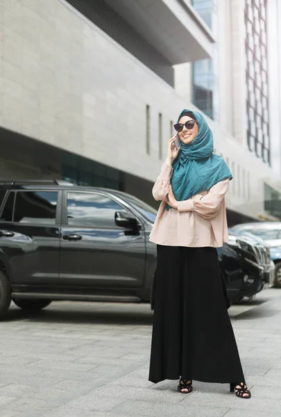 Arabian businesswoman wearing hijab on urban background — Stockfoto