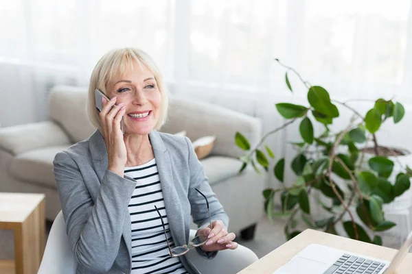 Podeszłym wieku kobieta interesu zatelefonowania do potencjalnego klienta — Zdjęcie stockowe