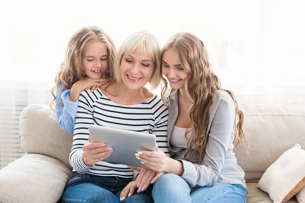 母亲、女儿和祖母在家里拿着平板电脑 — 图库照片