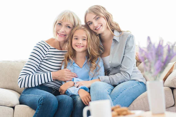 Nonna con figlia e nipote sul divano — Foto Stock