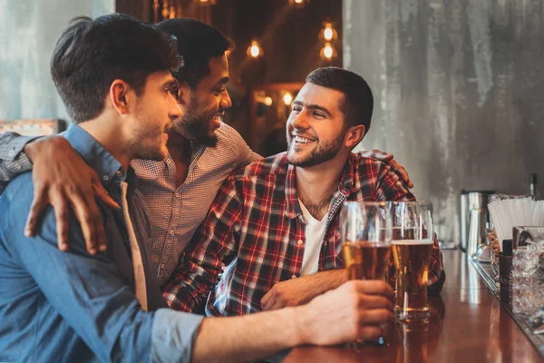 Bira içip barda söz eski dostlar — Stok fotoğraf