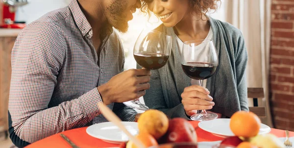 Casal afro-americano desfrutando de jantar romântico em casa — Fotografia de Stock