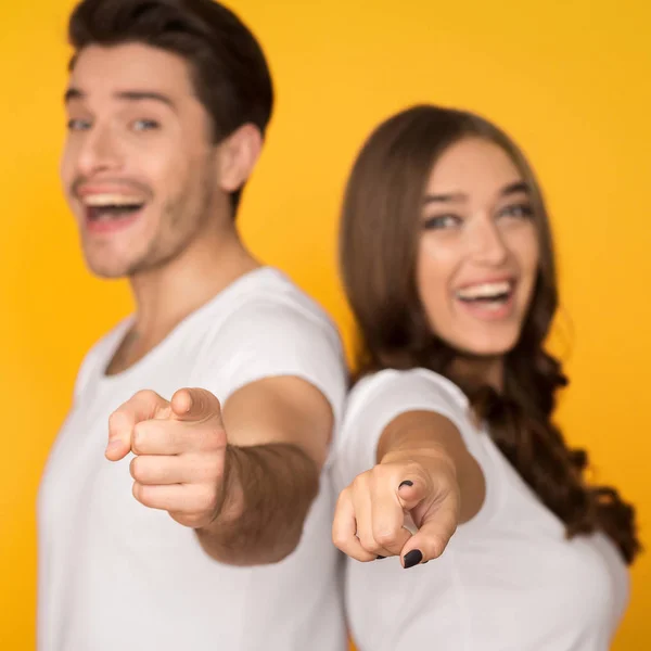 Pasangan ceria menunjuk jari di kamera di atas latar belakang — Stok Foto