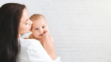 Anne öpücük çocuk, bebek anne omuz dayanmaktadır