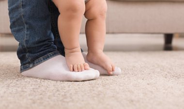 Bebek çocuk babası yardımı ile yürümeyi öğrenme