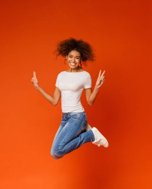 Atlama ve barış el hareketi Afrikalı-Amerikalı hanımefendi