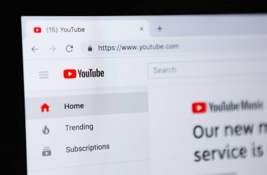 Bilgisayar ekran yakın çekim üzerinde YouTube video hizmeti.